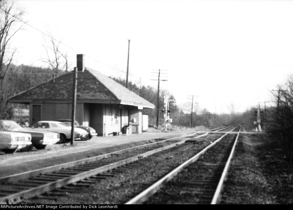 B&M  Kendal Green Station